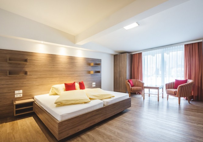 Gemütliches und modernen Schlafzimmer mit Sitzecke