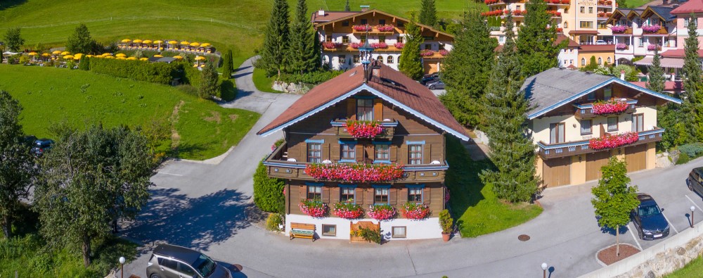 Zimmer und Appartements im Haus Brunnleiten, Vorderansicht im Sommer in Kleinarl
