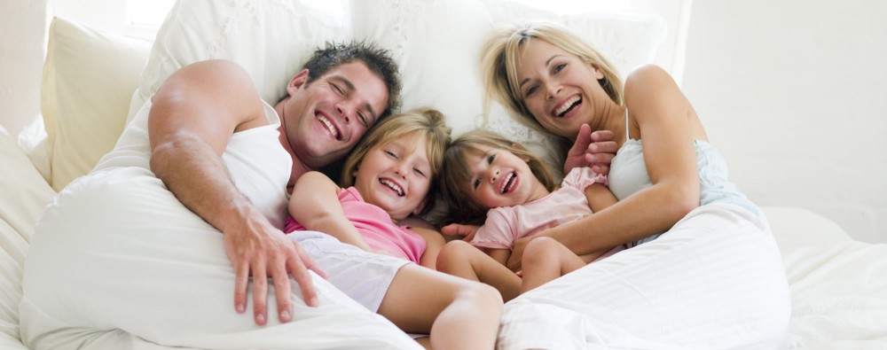 Familie im Schlafzimmer im Appartement